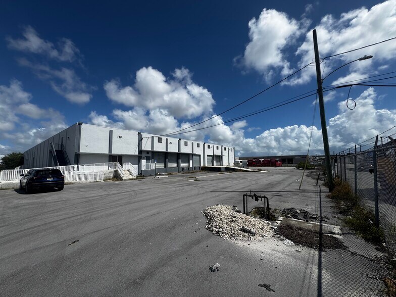 More Photos Of 2929 NW 73rd St, Miami Warehouse For Lease