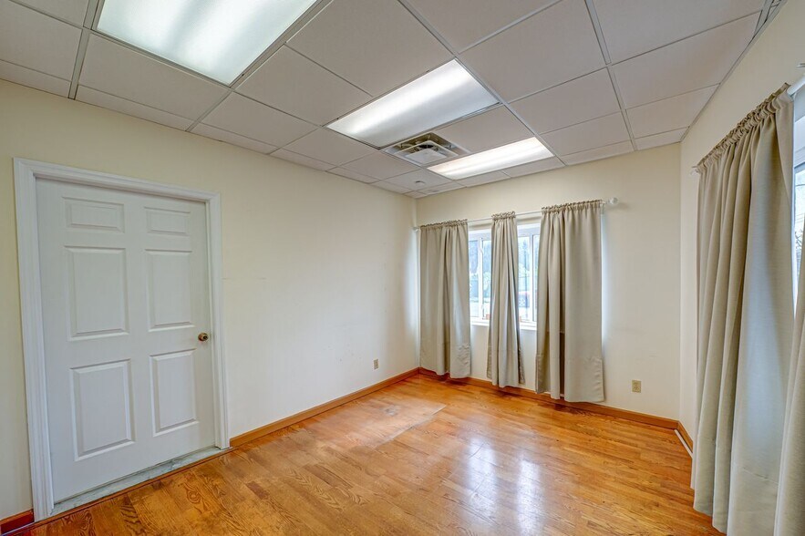 More Photos Of 837 Old Country Rd, Westbury Office For Lease