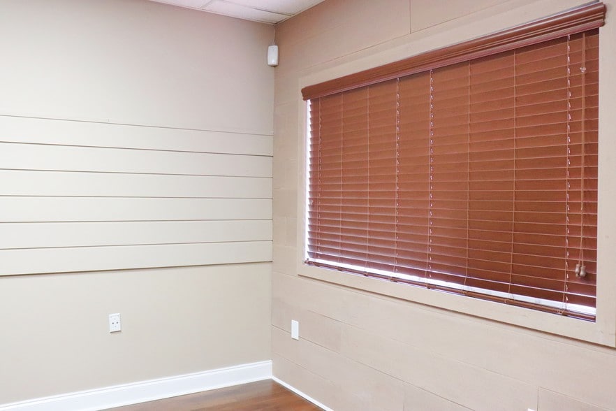 More Photos Of 2441 NW 93rd Ave, Miami Showroom For Sale