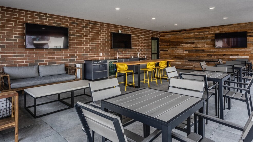 More Photos Of 5829 Madison Rd, Cincinnati Apartments For Lease