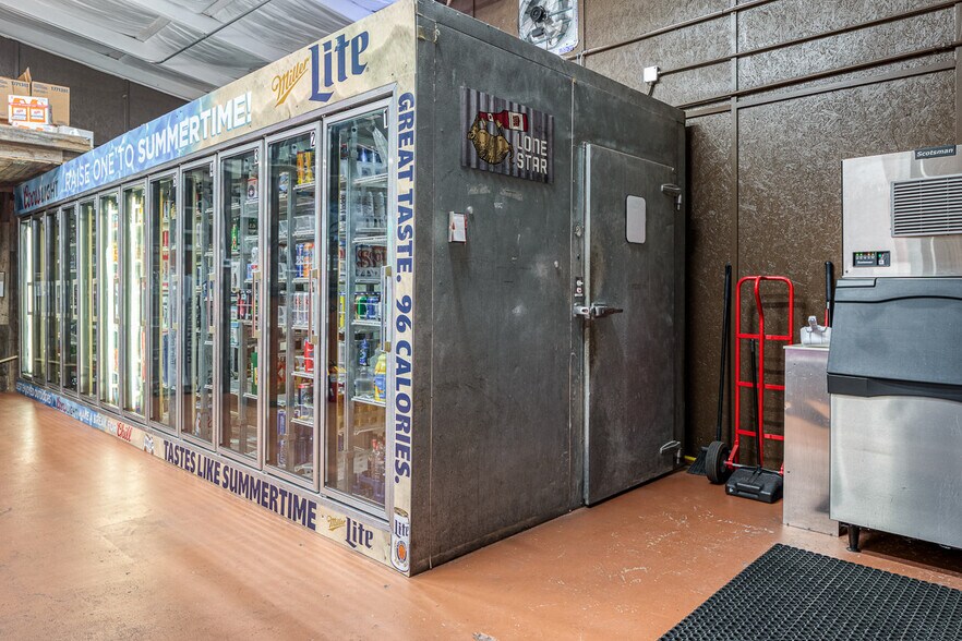 More Photos Of 607 W Gibbs St, Del Rio General Retail For Sale