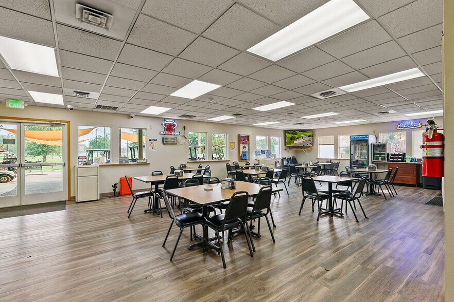 More Photos Of 31 Ray Rd, Sunnyside Sports And Entertainment For Sale