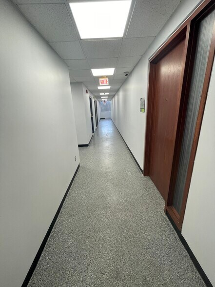 More Photos Of 3858-3870 Notre-Dame, Laval Office For Sale