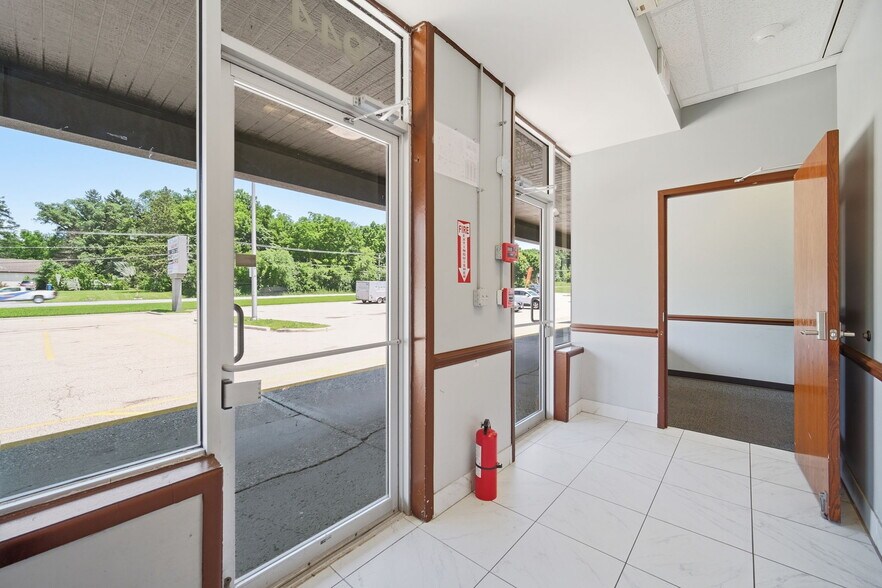 More Photos Of 944 E Roosevelt Rd, West Chicago Storefront For Lease