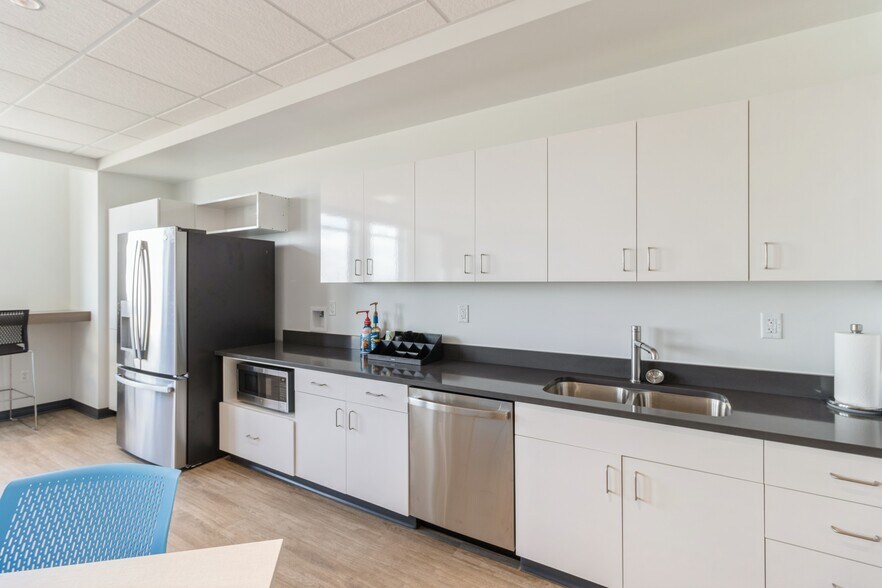 More Photos Of 1465 SW Park Square Dr, Ankeny Office For Lease