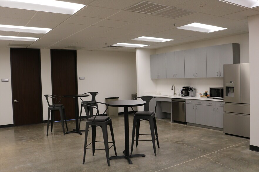 More Photos Of 152-160 Continental Ave, Dallas General Retail For Sale