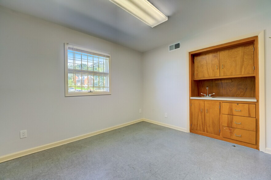 More Photos Of 4410 74th Ave, Hyattsville Medical For Lease