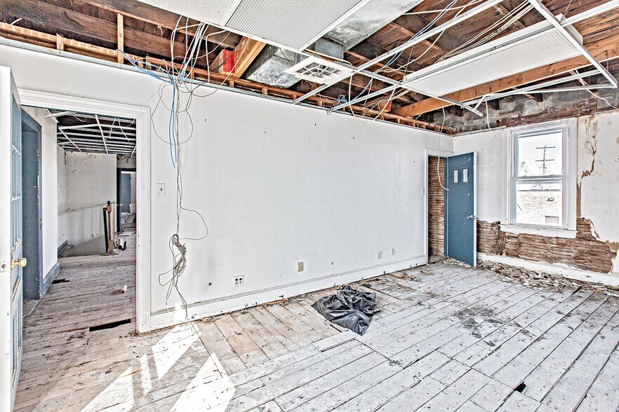 More Photos Of 16 S Maryland Ave, Wilmington General Retail For Sale