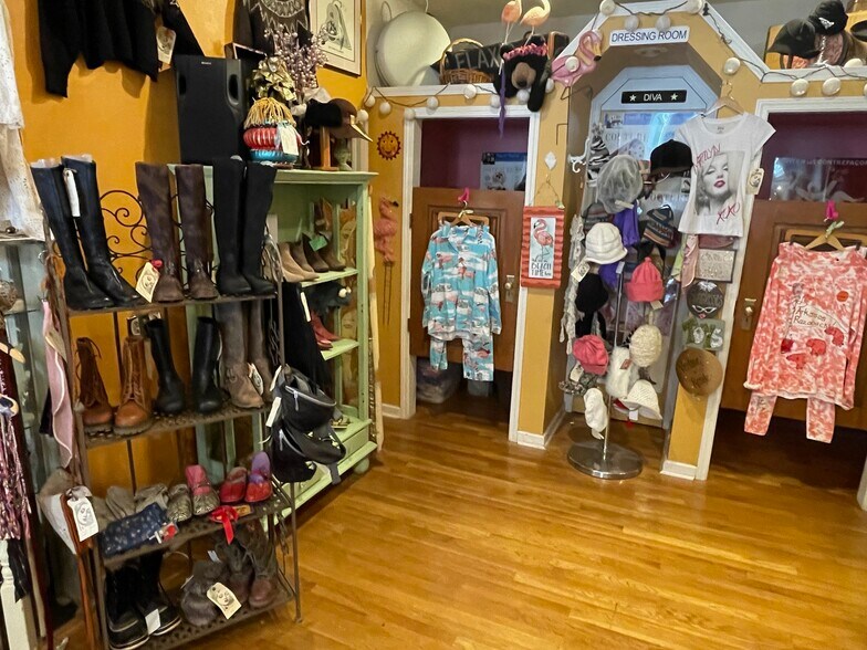 More Photos Of 84 Spring St, Eureka Springs Storefront Retail Residential For Sale