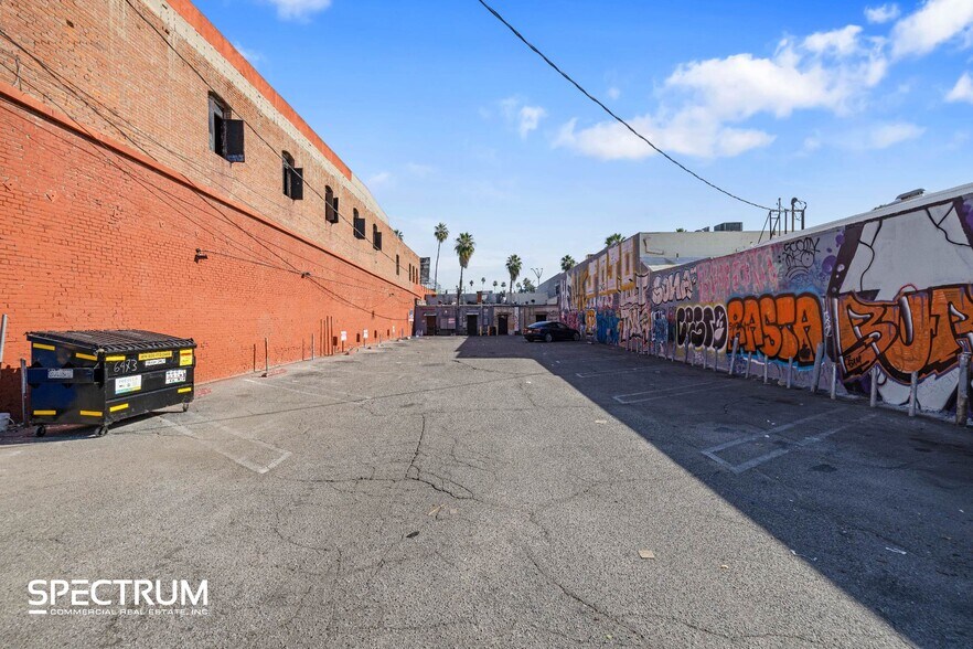More Photos Of 6451-6453 Van Nuys Blvd, Van Nuys Storefront For Lease