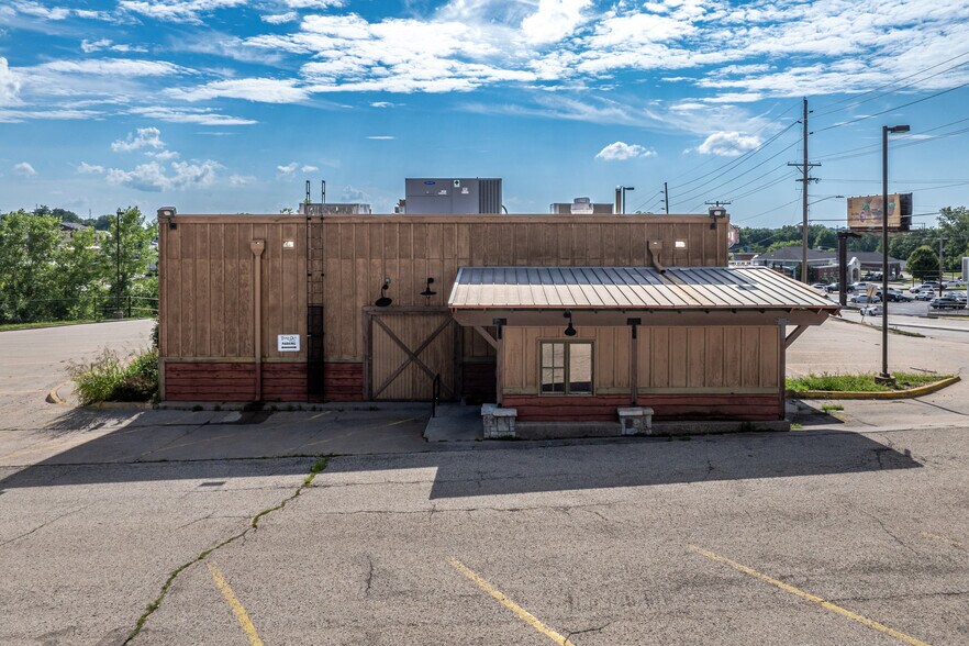 More Photos Of 3704 Faraon St, Saint Joseph Restaurant For Lease