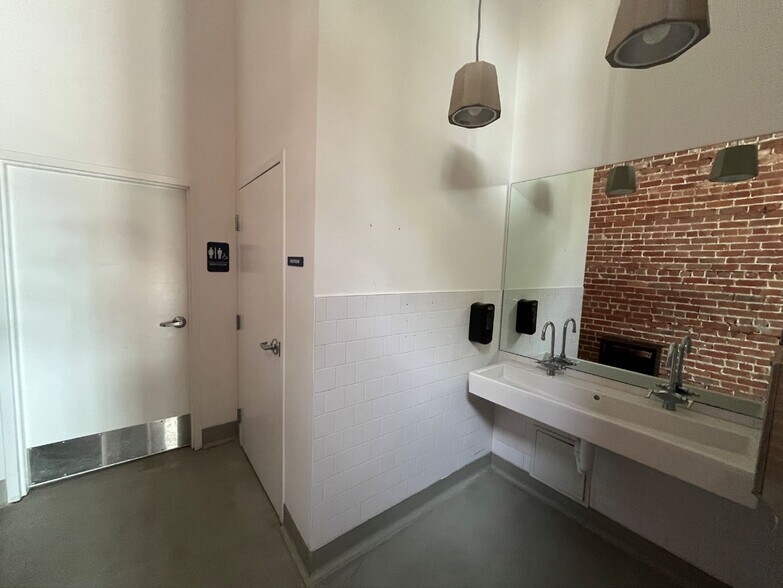 More Photos Of 2575 San Pablo Ave, Berkeley Freestanding For Sale