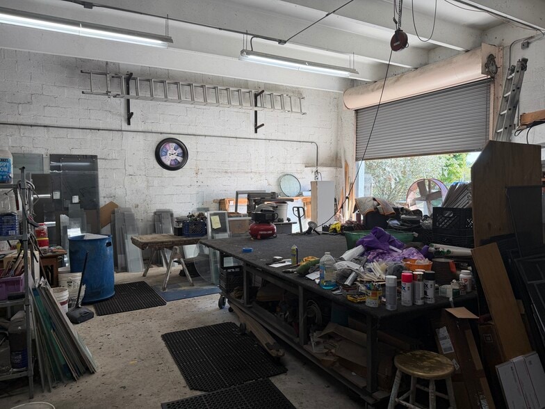 More Photos Of 10 NE 3rd St, Homestead Showroom For Lease