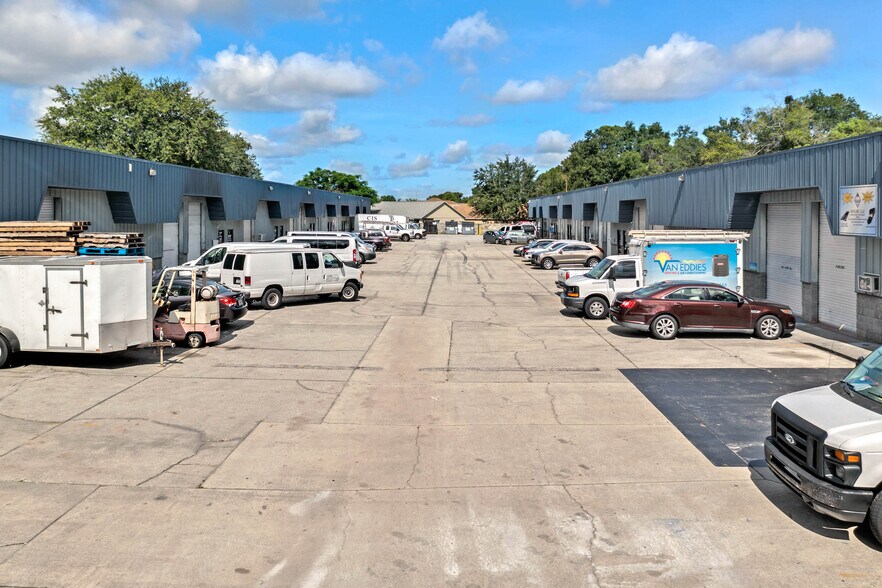More Photos Of 214 N Goldenrod Rd, Orlando Light Manufacturing For Lease