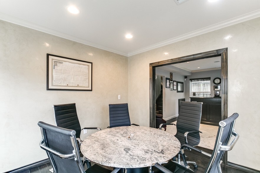 More Photos Of 3501 Allen Pky, Houston Office For Lease