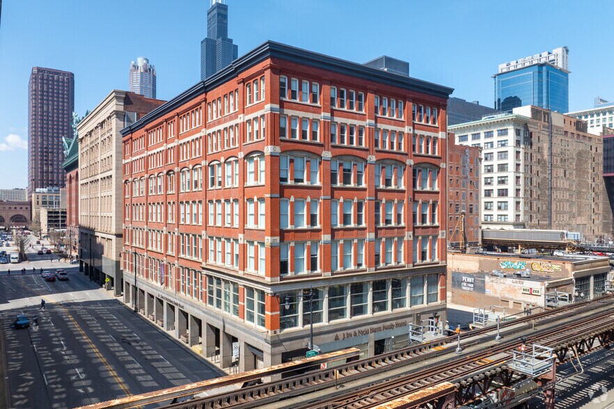 More Photos Of 24 E Ida B Wells Dr, Chicago Hospitality For Lease