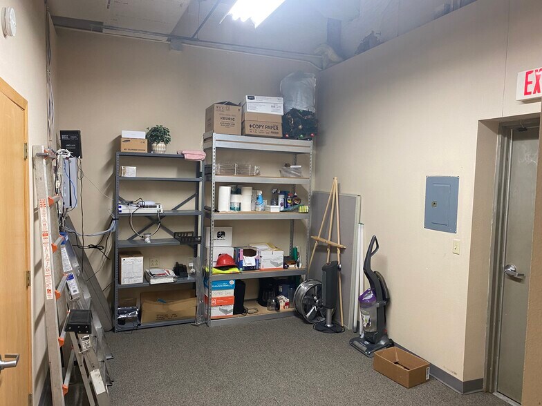 More Photos Of 3319-3333 S Business Dr, Sheboygan Storefront For Lease