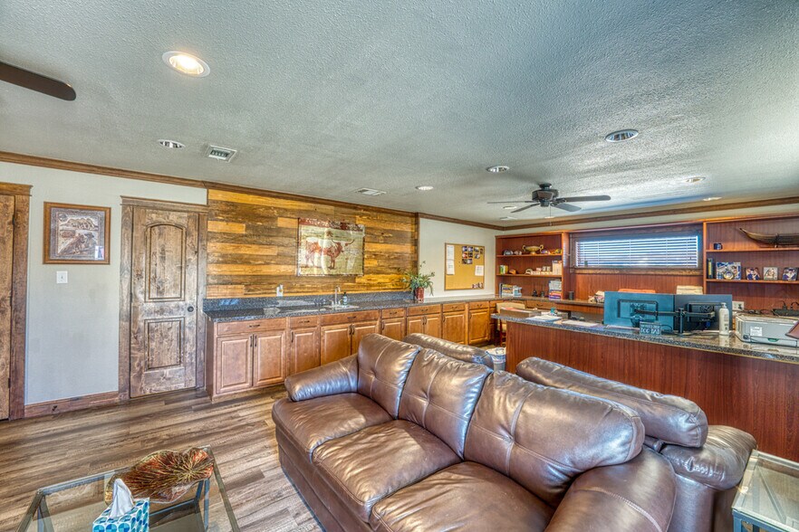 More Photos Of 320 Southland Dr, Burnet Office For Sale