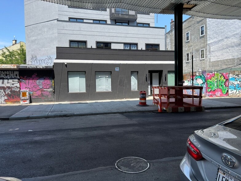 Primary Photo Of 1317 Myrtle Ave, Brooklyn Showroom For Lease
