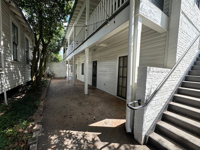 More Photos Of 442 Government St, Baton Rouge Office For Sale