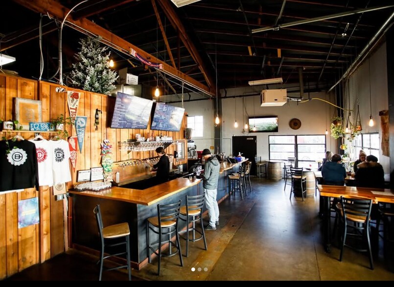 More Photos Of 2117 NE Oregon St, Portland Showroom For Lease