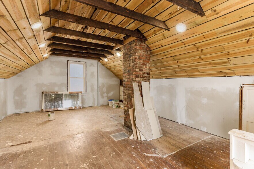 More Photos Of 565 S Meridian Rd, Youngstown Freestanding For Sale