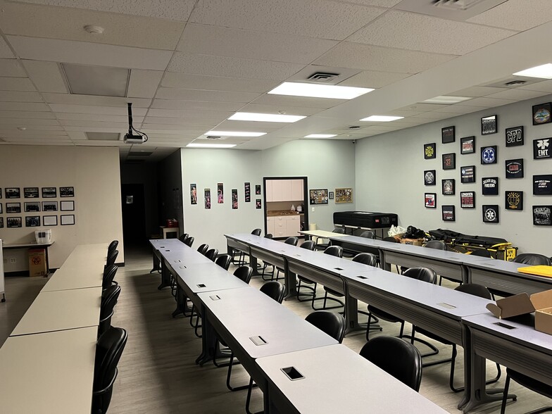 More Photos Of 418 N Kellogg St, Kennewick General Retail For Lease