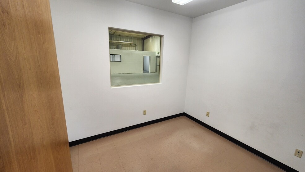 More Photos Of 2445 Robertson Dr, Richland Warehouse For Lease