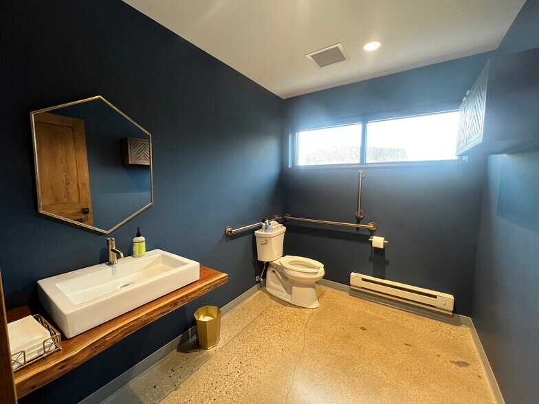 More Photos Of 1352 E Wilson St, Madison Warehouse For Sale