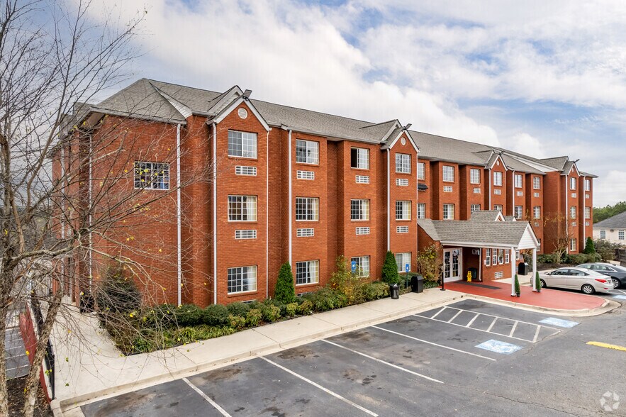 More Photos Of 195 Country Club Dr, Stockbridge Hotel For Sale