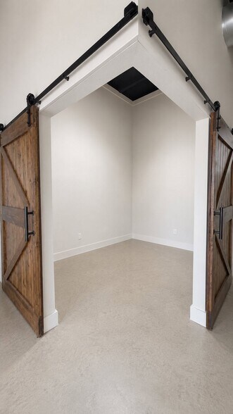 More Photos Of 3825 Quanah Hill Rd, Weatherford Flex For Lease
