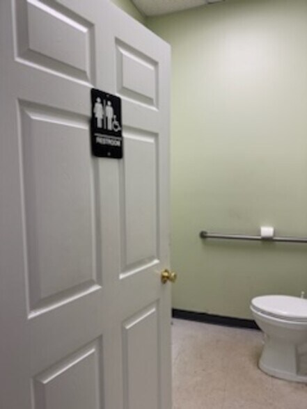 More Photos Of 38 E Main St, Hampton Office For Lease