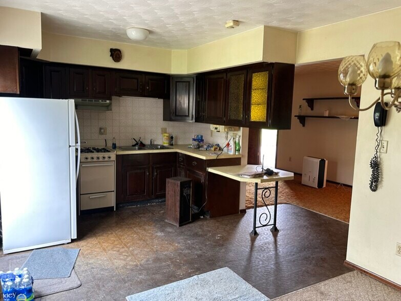 More Photos Of 907 N Hemlock St, Le Roy Warehouse For Sale