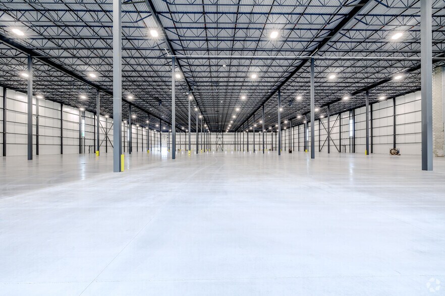 More Photos Of 190 Glover Rd, Hamilton Distribution For Lease