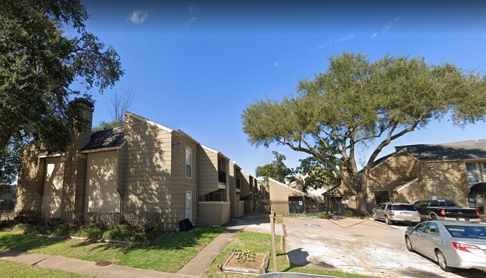 More Photos Of 7900 Creekbend Dr, Houston Apartments For Sale