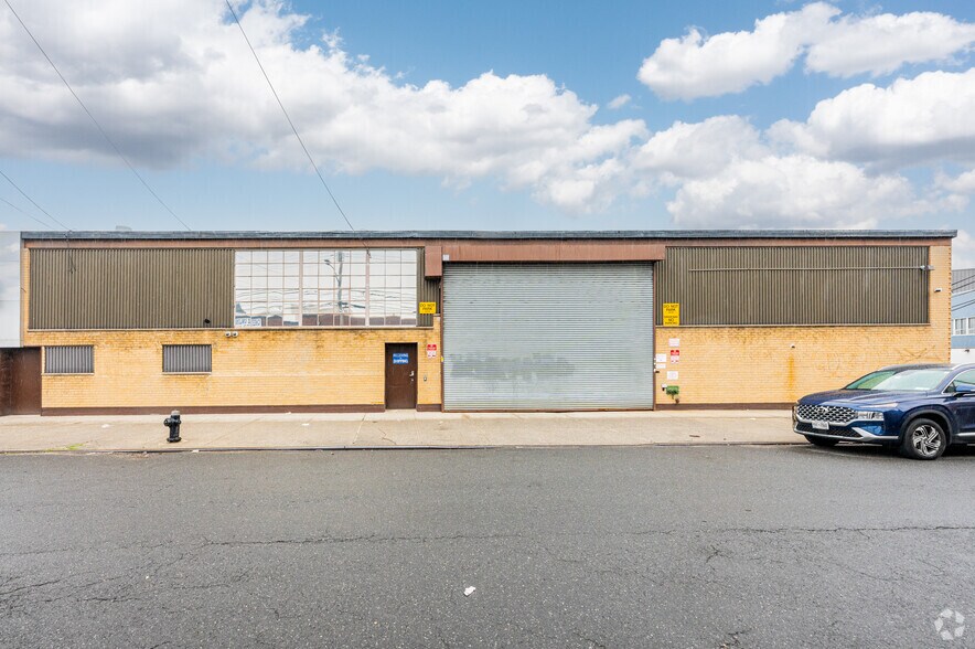 More Photos Of 2515 50th St, Woodside Warehouse For Lease