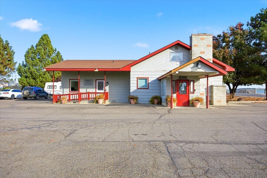 Primary Photo Of 2240 E Lincoln Ave, Sunnyside Medical For Sale