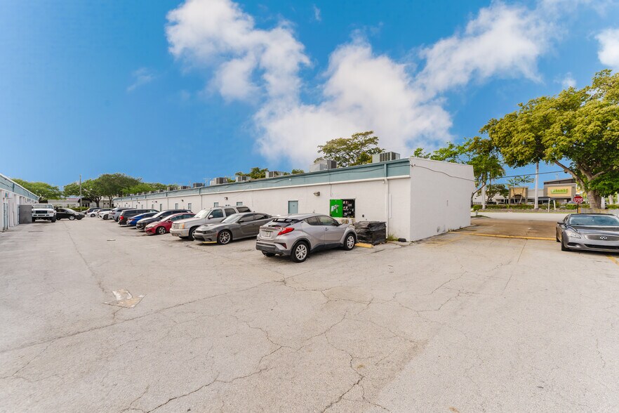 More Photos Of 132-158 NW 20th St, Boca Raton Unknown For Lease