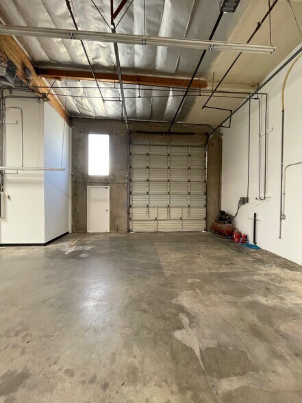 More Photos Of 19428-19434 Business Center Dr, Northridge Warehouse For Lease