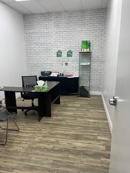 More Photos Of 4410 W Hillsborough Ave, Tampa Storefront Retail Office For Lease