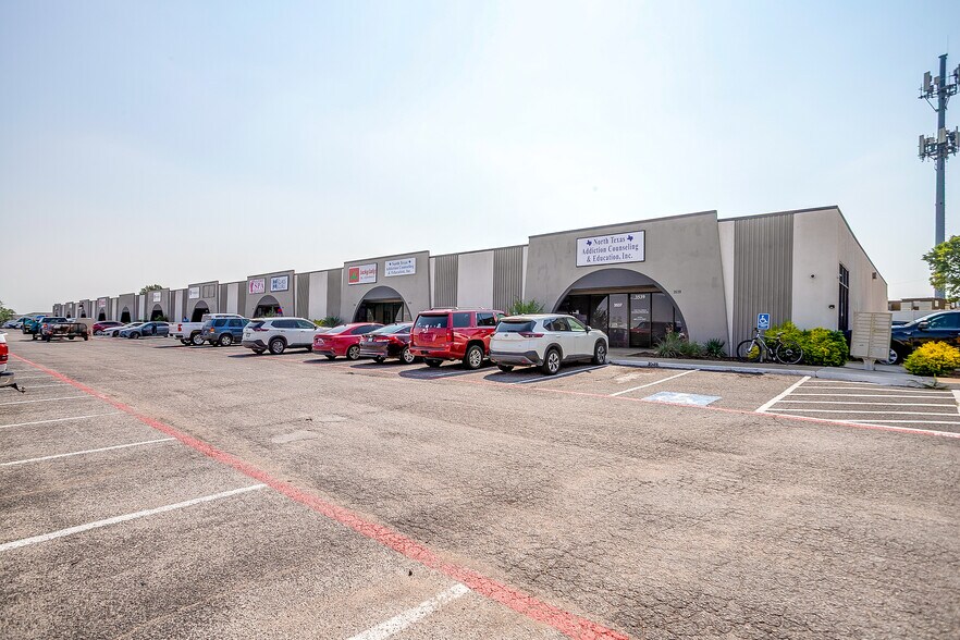 More Photos Of 3501-3539 NW Loop 820, Fort Worth Showroom For Lease