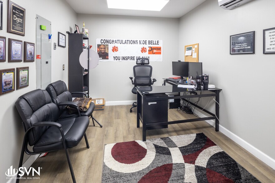 More Photos Of 1050 Enterprise Dr, Lexington Warehouse For Lease