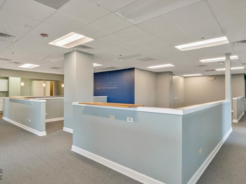 More Photos Of 1990 E Algonquin Rd, Schaumburg Medical For Lease