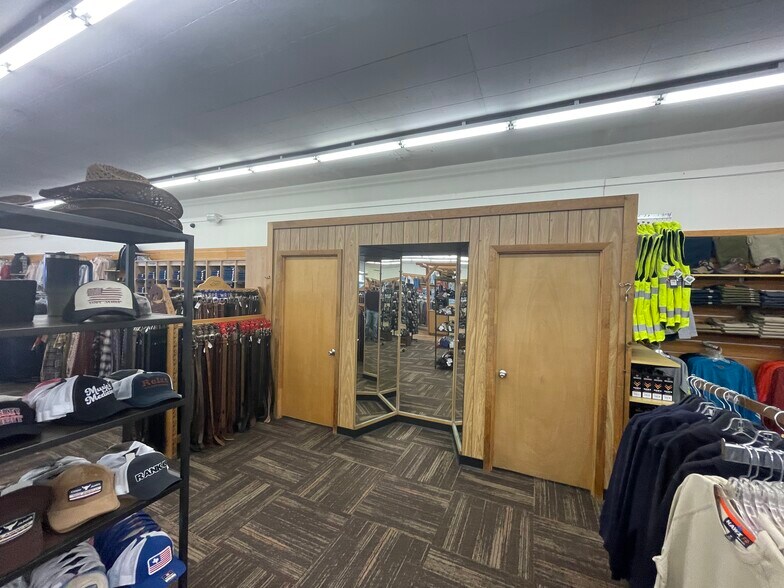 More Photos Of 727 N Federal Blvd, Riverton General Retail For Sale