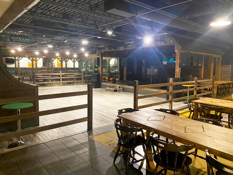 More Photos Of 410 S Clippert St, Lansing Restaurant For Sale