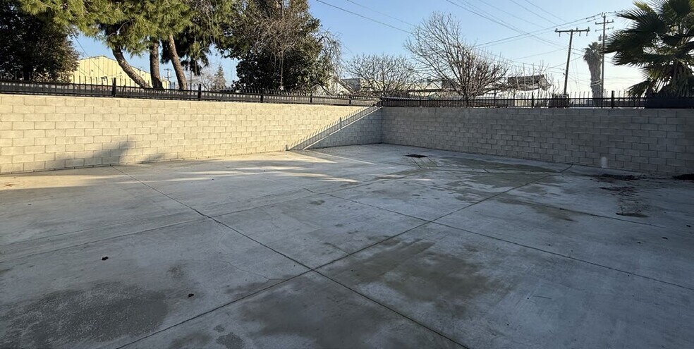More Photos Of 1122 33rd St, Bakersfield Warehouse For Sale