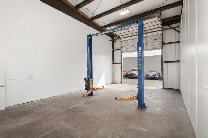 More Photos Of 320 Warfield Ave, Venice Warehouse For Sale
