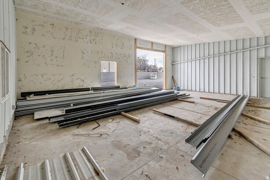 More Photos Of 46 S Center St, Elsinore Industrial For Sale