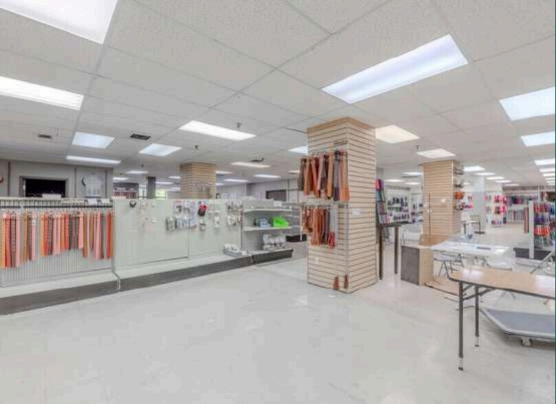 More Photos Of 6674 Av De L'esplanade, Montréal Industrial For Lease