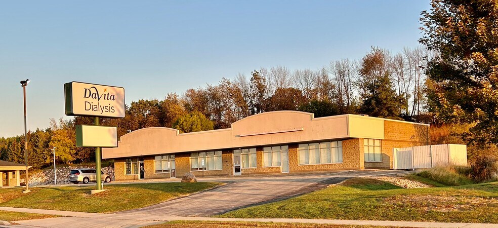More Photos Of 928-932 Furman Dr, Waupaca Medical For Lease